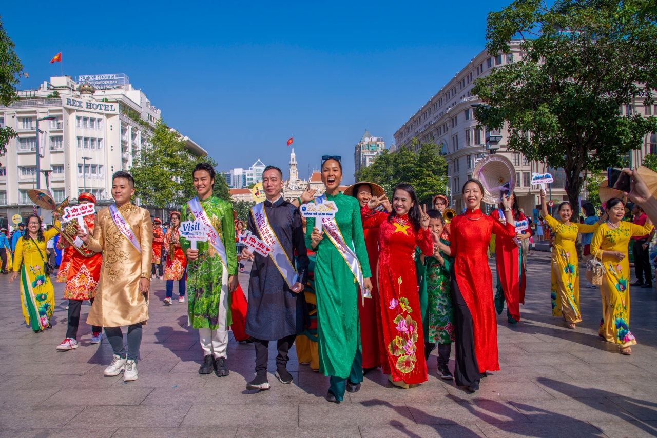 Ho Chi Minh City Ao Dai Festival 2024 marks 10 years of development 2 LE HOI AO DAI