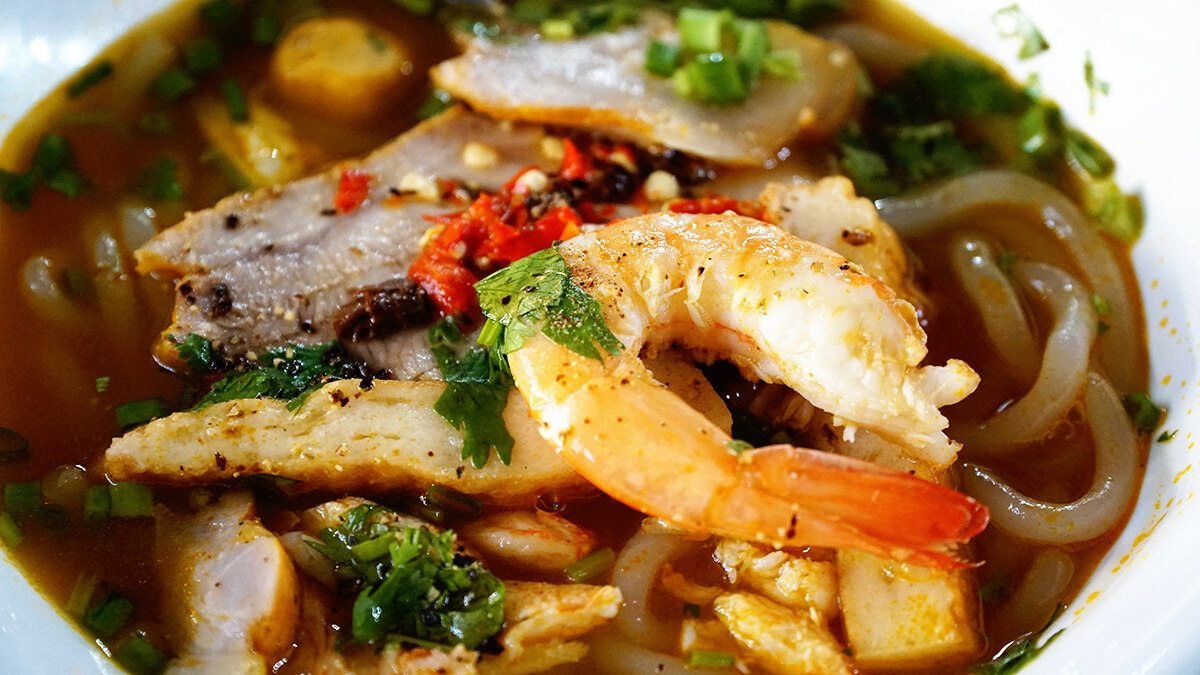 Top 5 the most famous street food in Ben Thanh market area 4 crab noodle soup stall in ben thanh market