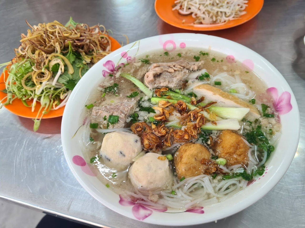 Top 5 the most famous street food in Ben Thanh market area 5 bun moc thanh mai near ben thanh market