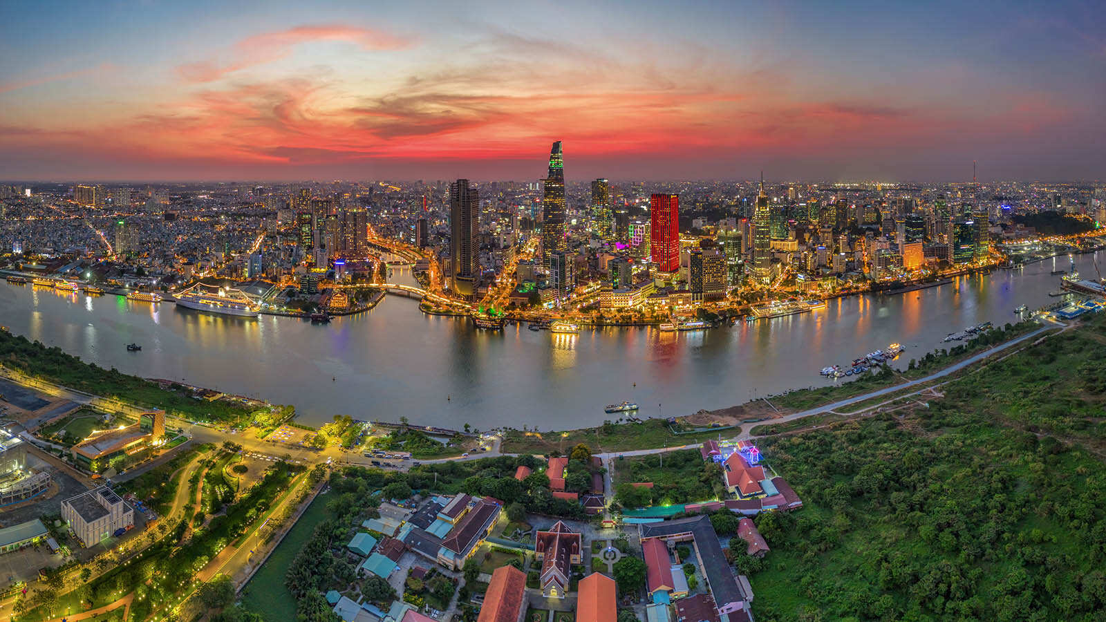 Saigon River – where the river lives the city Saigon River – where the river lives the city